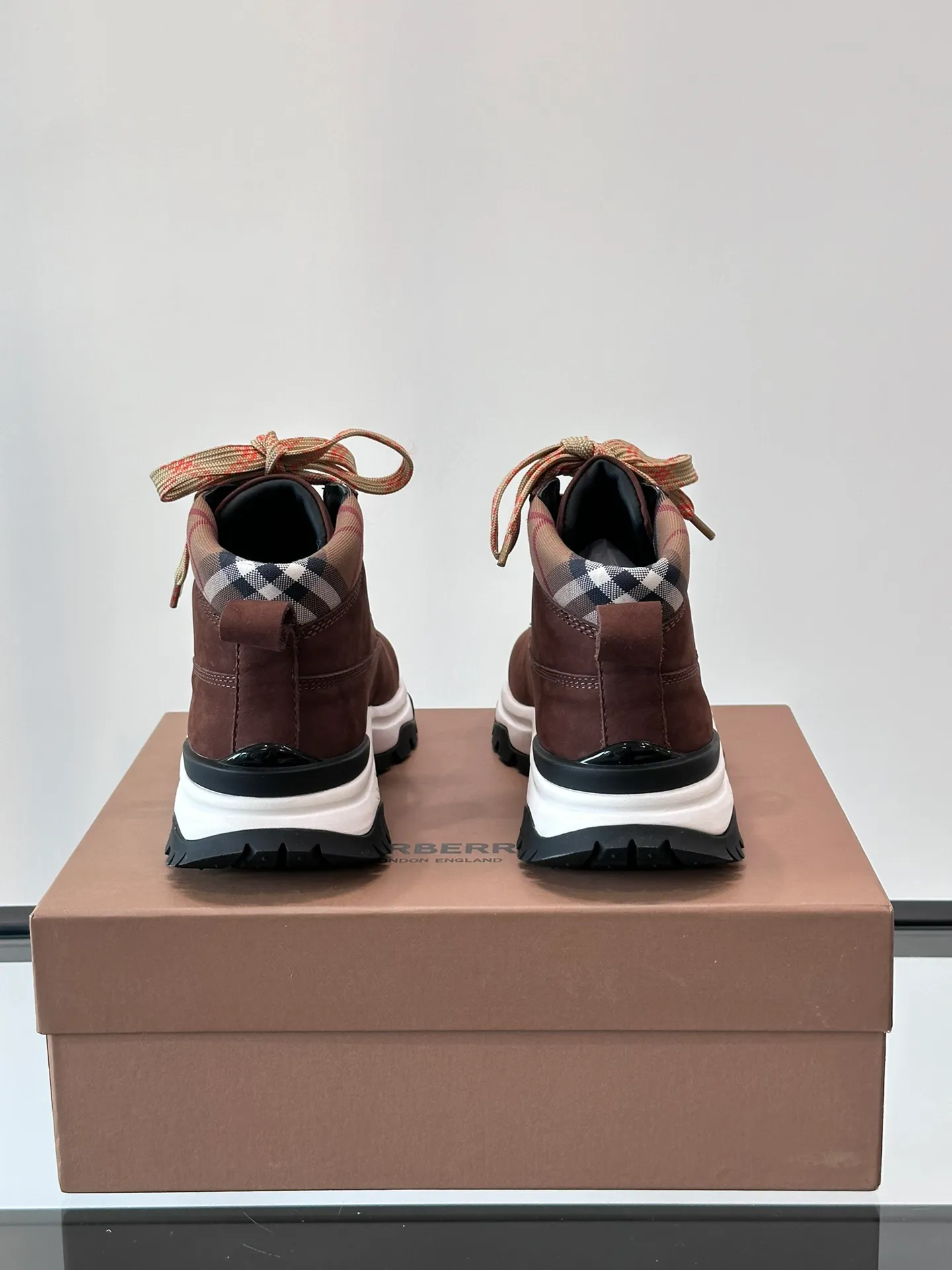 Men's shoes 💰800 ◾️▫️Burberry 2024🆕Ss men's classic high-top thick-soled sneakers, made of first-grain cowhide and decorated with the new brand logo. First-layer cowhide foot pads, the heel is decorated with Burberry lettering embossed logo, and the original TPU outsole! Size: 39-44 (customized at 38.45)